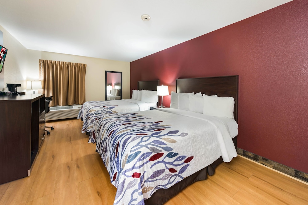 Econo Lodge Inn & Suites - photo 18