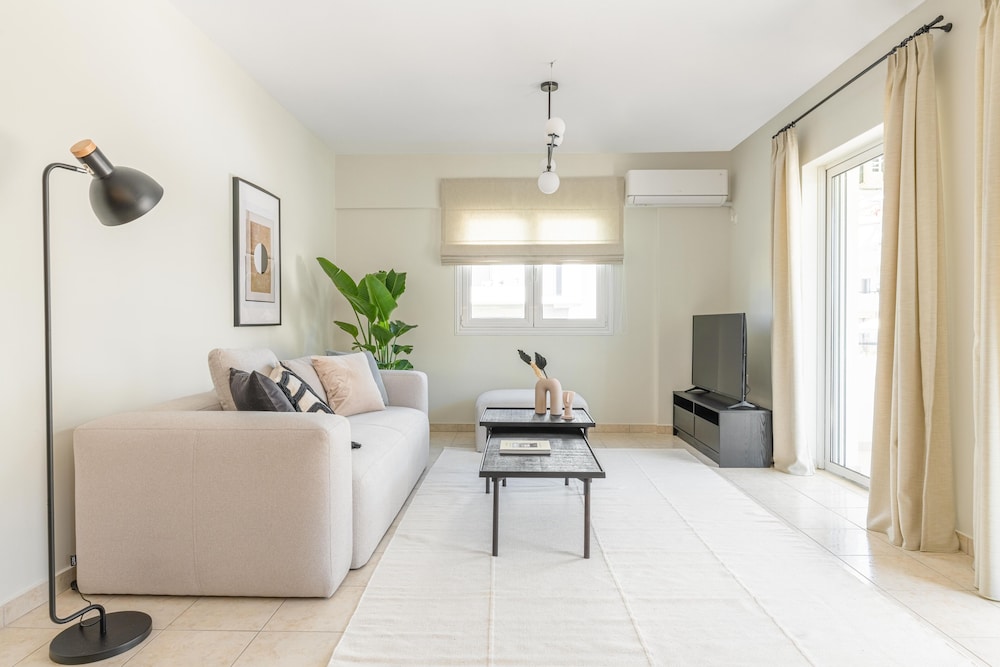 Superior 3BR Apartment in Chalandri — 4-Star Luxury Hotel in Khalandrion, Greece