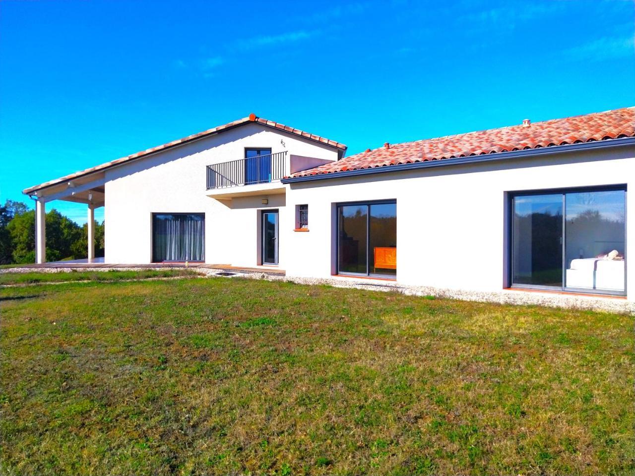 Magnifique Villa 220m2 Quartier Residentiel Le Carreyrat 6 a 8 Pers 3 Chambres Doubles Grand Jardin Et Terrasses — 4-Star Luxury Hotel in Montauban, France