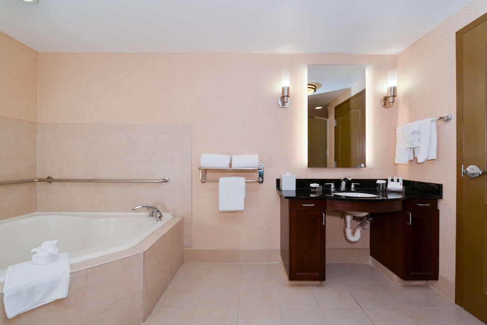 Homewood Suites by Hilton Fresno - photo 32