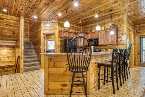 Lazy Bear Lodge Hot Tub Resort Pool WIFI 1089 FREE tickets each paid day Dollywood and More - photo 7
