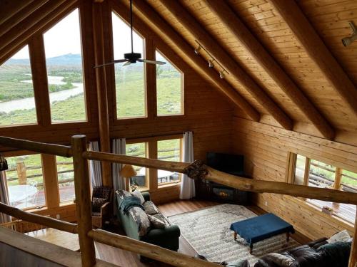 Yellowstone River Mountain Views - carbon neutral hotel in Clark