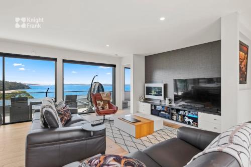 Beachside Luxury Villa Expansive Panoramic Vistas — 4-Star Luxury Hotel in Kingston Beach, Australia
