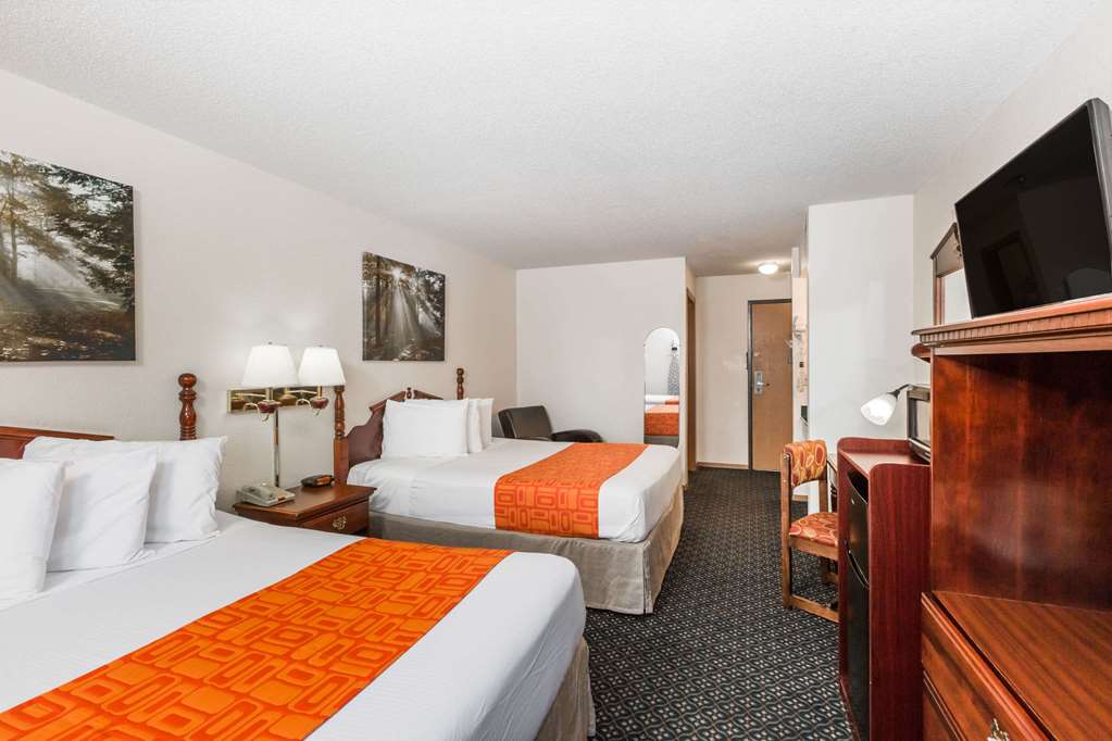 Howard Johnson by Wyndham Wichita Airport - photo 13