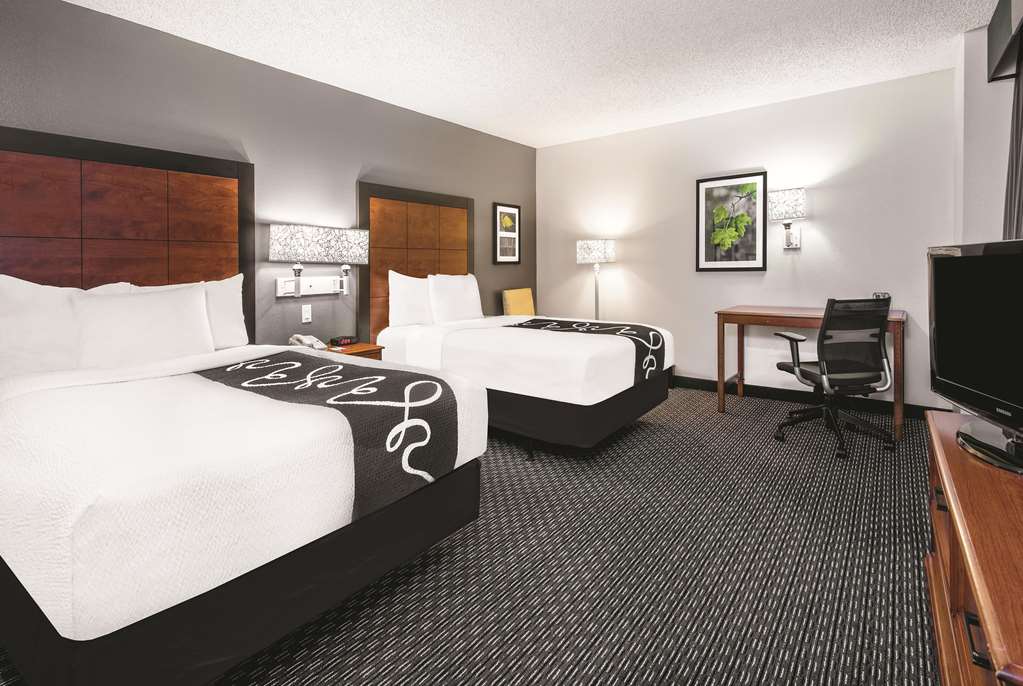 La Quinta Inn & Suites by Wyndham San Antonio Riverwalk - photo 13