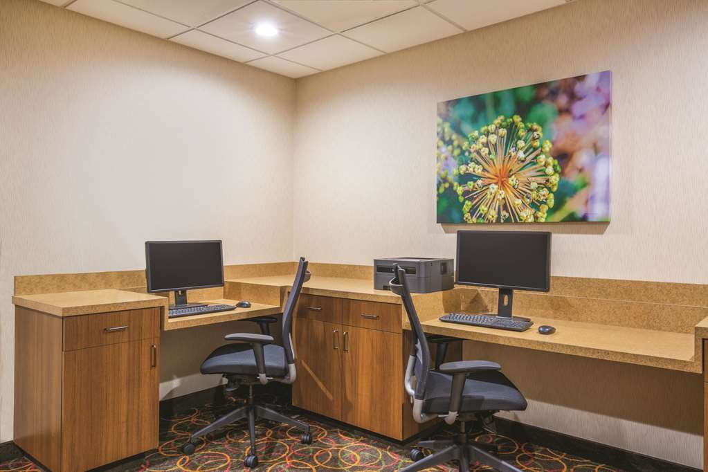 La Quinta Inn & Suites by Wyndham Bentonville - photo 41