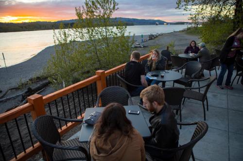 McMenamins Kalama Harbor Lodge - photo 3