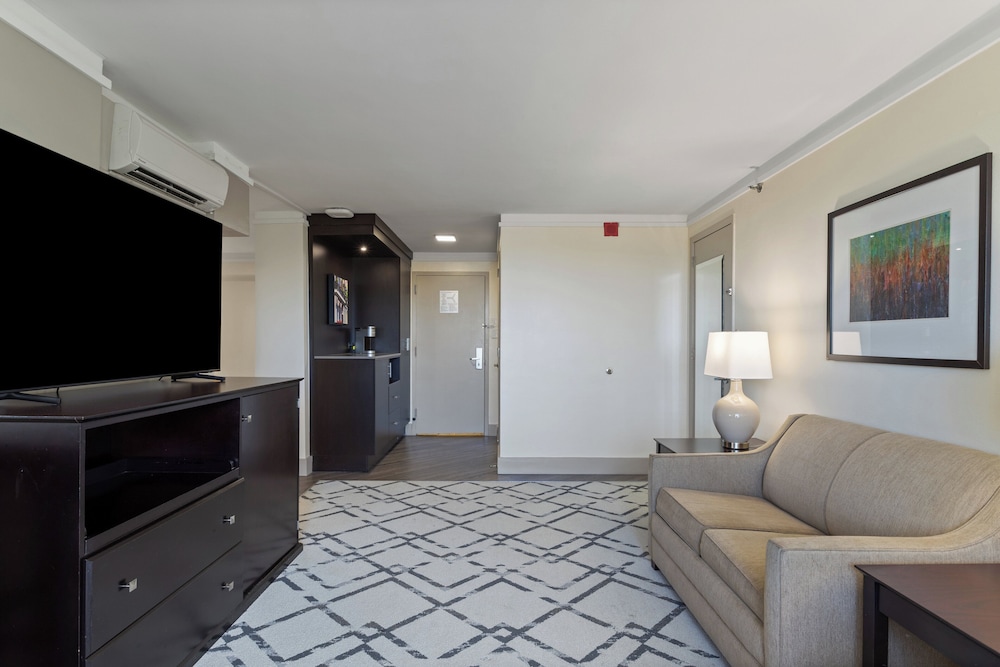 Crowne Plaza Executive Center Baton Rouge by IHG - photo 7