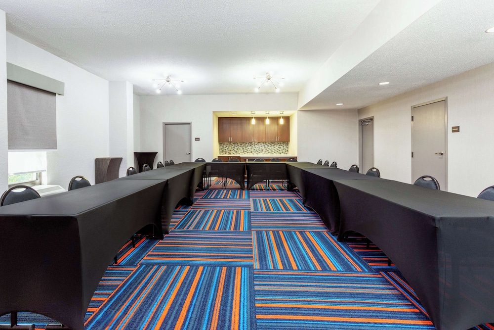 Hampton Inn Orlando International Airport - photo 31