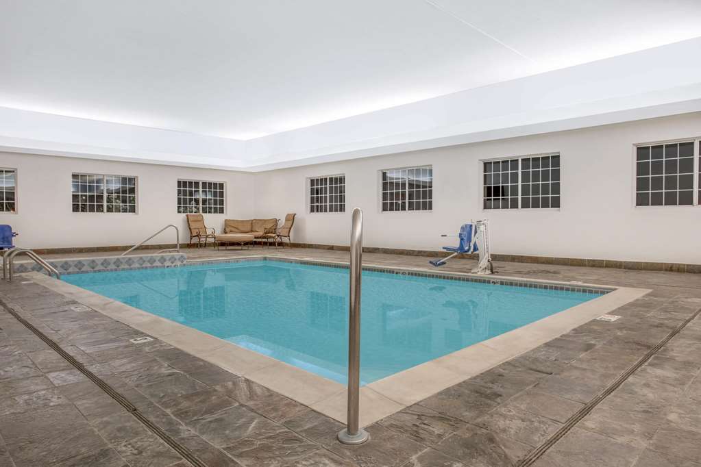 Super 8 by Wyndham Cedar Falls IA University - photo 3