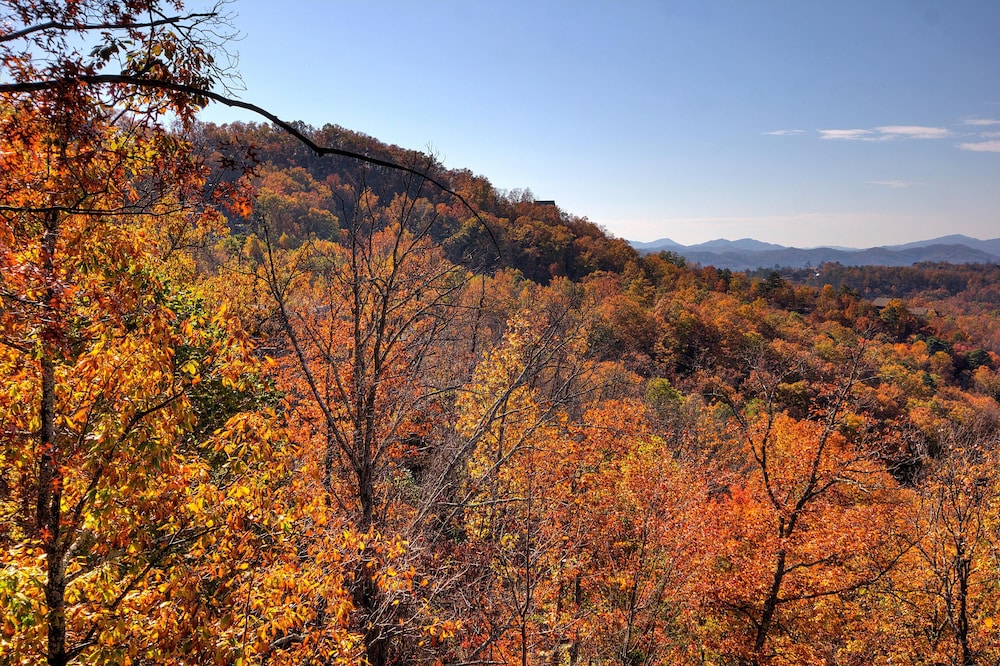 Morning View #131 — 4-Star Luxury Hotel in Sevierville, United States