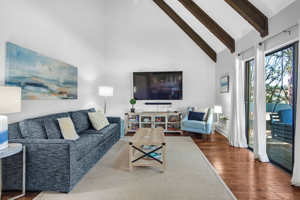 Sleeps 8 w Resort Pools Tennis Golf & Beach Access Attraction Tickets in Miramar Beach, United States