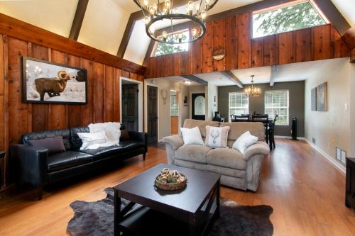 Hidden Cabin Adventure Awaits — 4-Star Luxury Hotel in Gainesville, United States