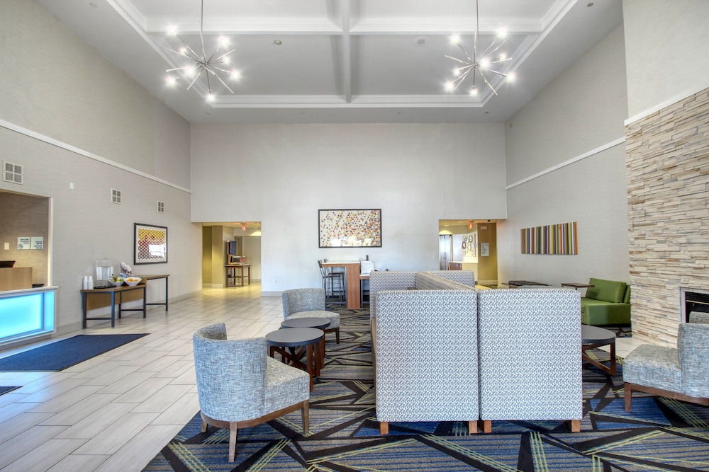 Holiday Inn Express Hotel & Suites Oshkosh by IHG - photo 6
