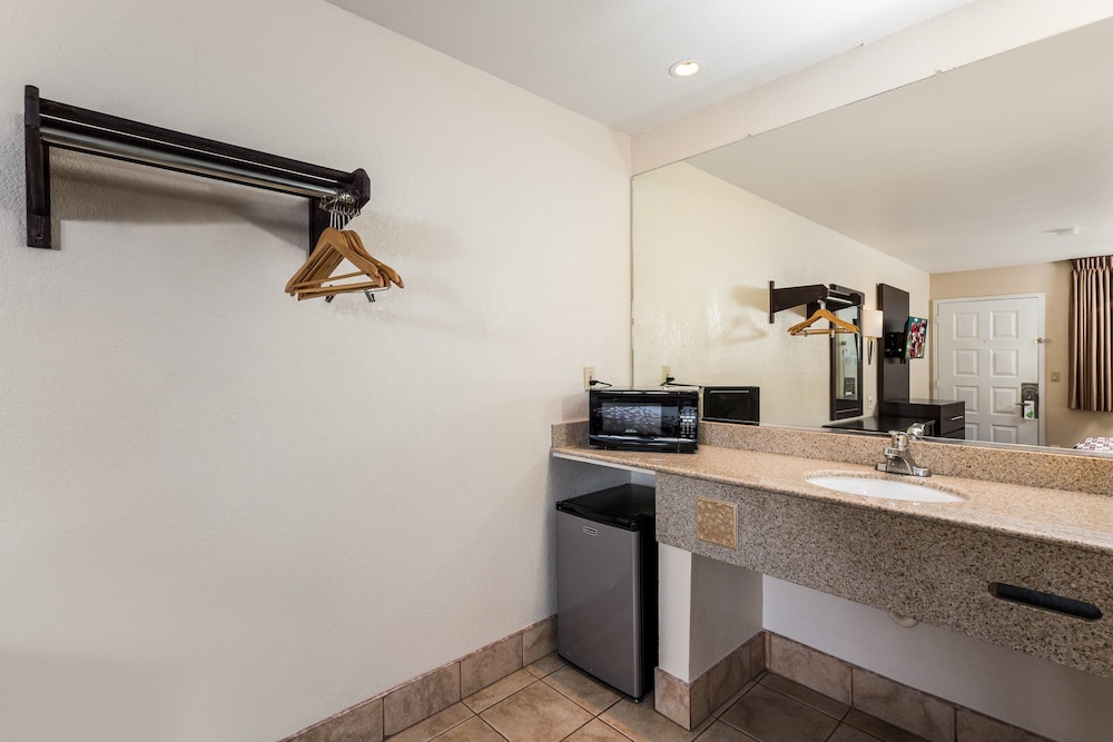 Red Roof Inn Stockton - photo 17