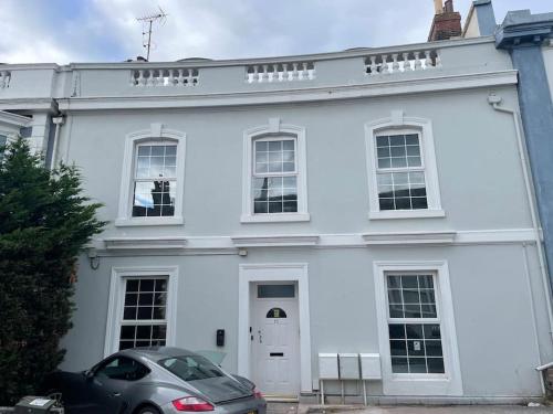 3 Bedroom Self Contained Ground Floor Flat With Parking — 4-Star Luxury Hotel in Plymouth, United Kingdom