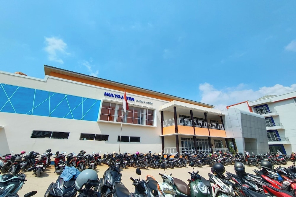 Mulyojaten Hotel & Resto — hotel in Metro