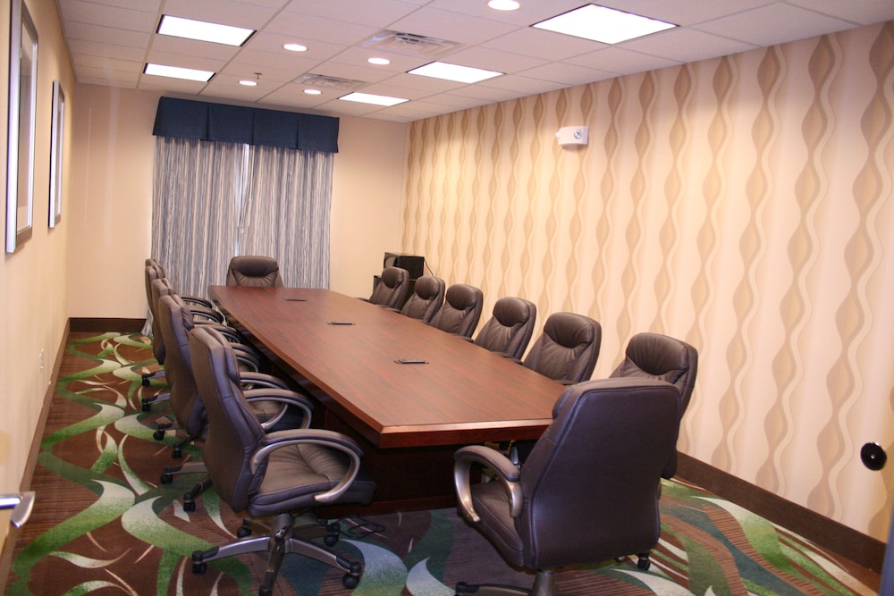 Holiday Inn Express Hotel & Suites Pratt by IHG - photo 26