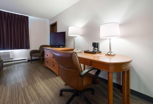 Econo Lodge Inn & Suites Escanaba North - photo 7