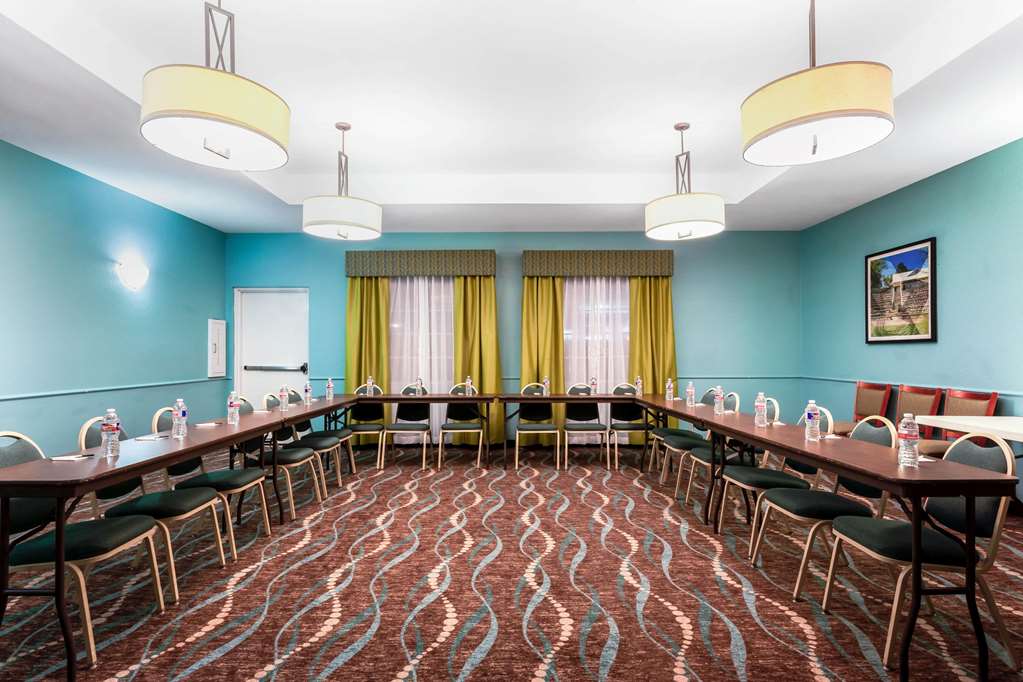 La Quinta Inn & Suites by Wyndham Kerrville - photo 36