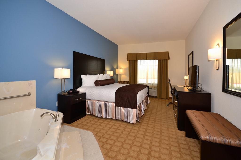 Best Western Plus Lytle Inn & Suites - photo 21