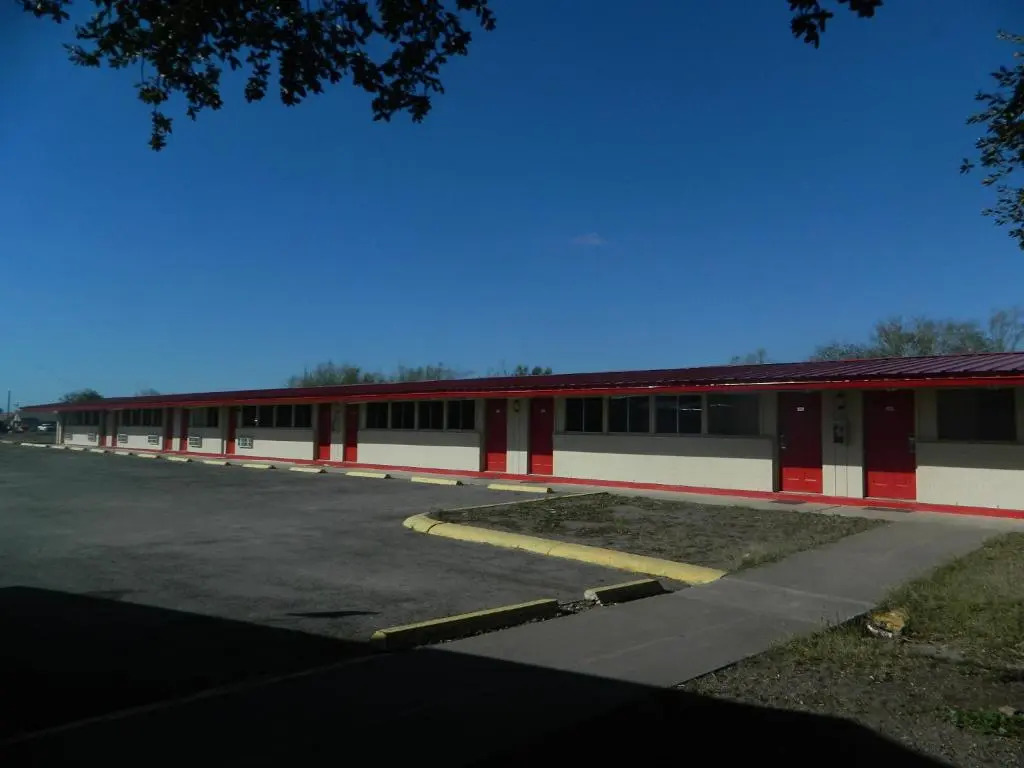 La Plaza Inn & Suites - photo 21