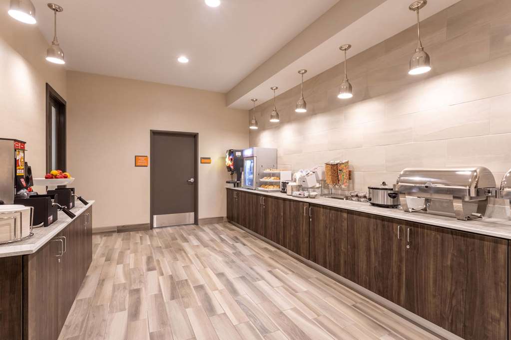 La Quinta Inn & Suites by Wyndham Bloomington - photo 33