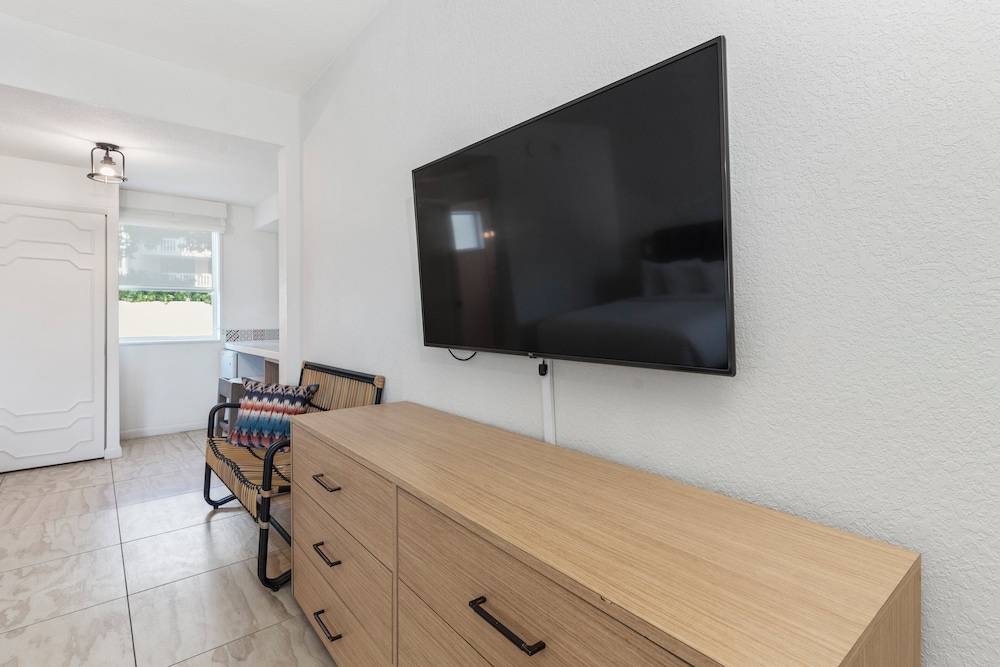 Postcard Inn On The Beach - photo 5