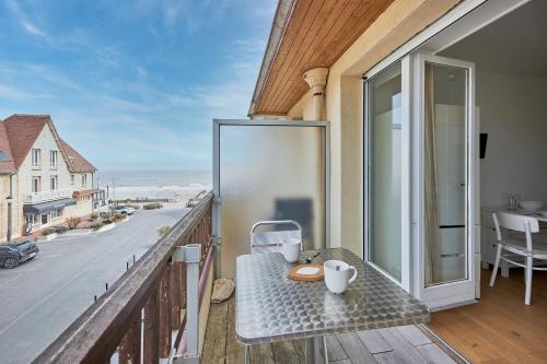 Appartement Vue Mer Et Plage Saint Aubin Sur Mer Normandie — 4-Star Luxury Hotel in Saint-Aubin-Sur-Mer, France