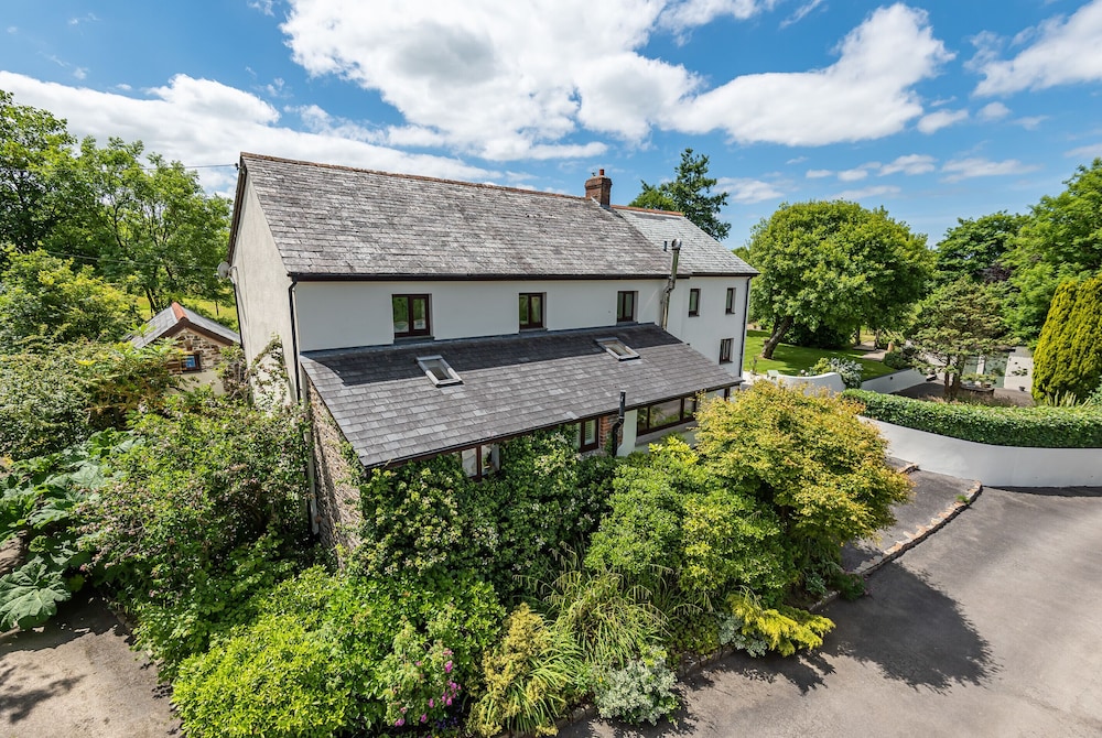 Waterland Farmhouse — 4-Star Luxury Hotel in Holsworthy, United Kingdom