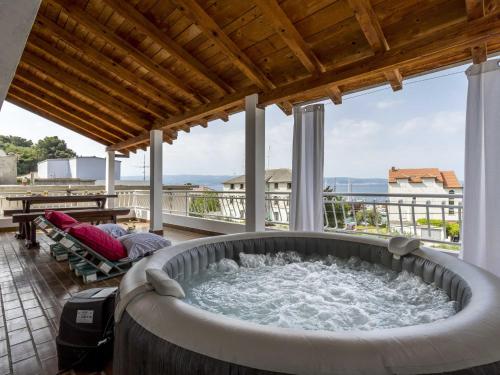 Apartment Keko Three Bedroom Apartment with Terrace — 4-Star Luxury Hotel in Jesenice, Croatia