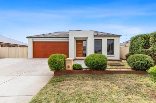 Chifley Place Cool Suburban Crib — 4-Star Luxury Hotel in Sebastopol, Australia