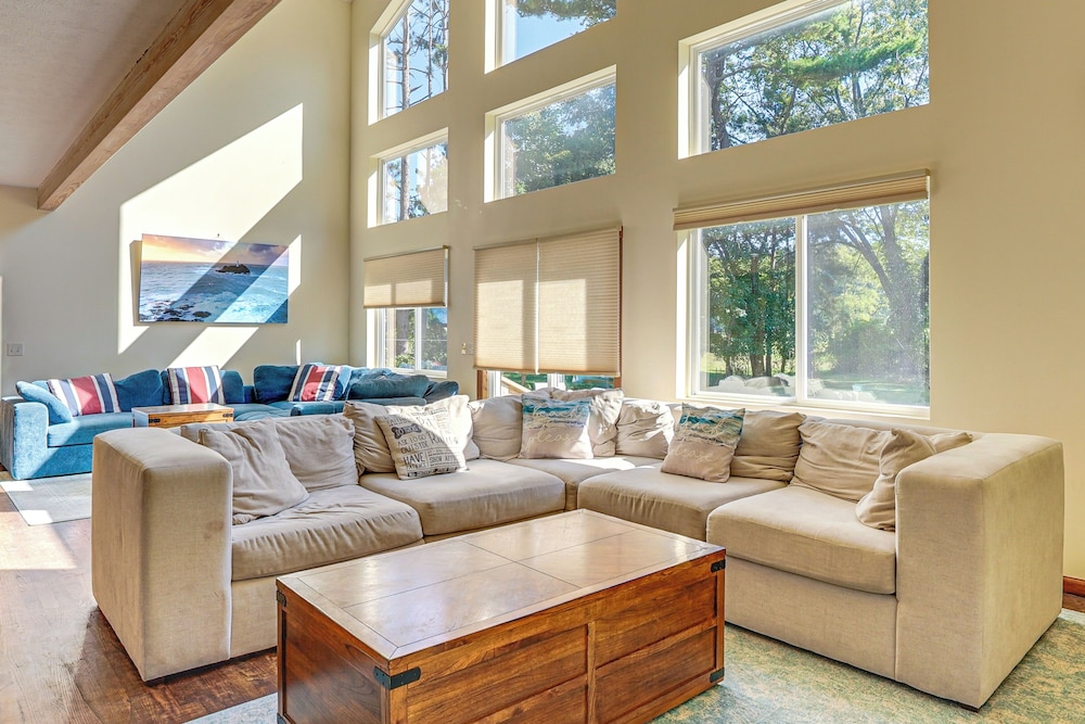 Hot Tub and Game Room Spacious Whitehall Home — 4-Star Luxury Hotel in Whitehall, United States