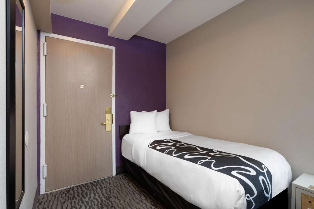 La Quinta Inn & Suites by Wyndham New York City Central Park - photo 36