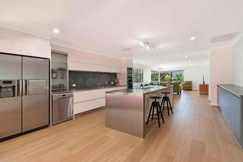 Depper St Beautifully Renovated Beach House — 4-Star Luxury Hotel in Sunshine Beach, Australia