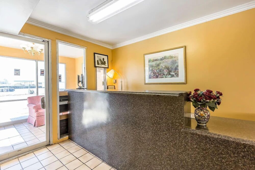 Econo Lodge I 5 At Rt. 58 Buttonwillow CA - photo 4