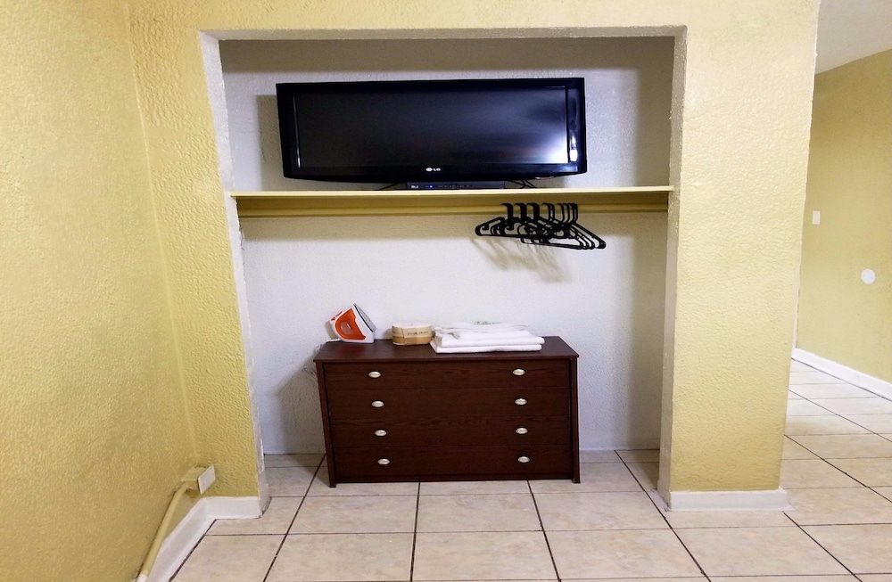 Monterey Inn Hotel - photo 28