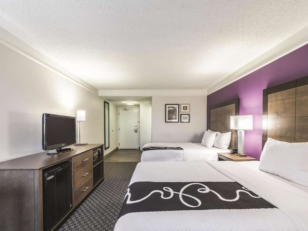 La Quinta Inn & Suites by Wyndham Cincinnati Sharonville - photo 19
