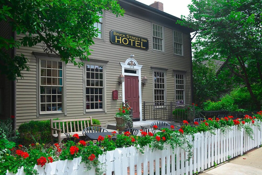 Brick Street Inn - photo 2