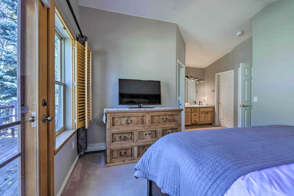 Cozy Carbondale Escape w Deck & Grill in Carbondale, United States