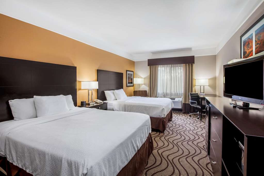 La Quinta Inn & Suites by Wyndham Pasadena - photo 21