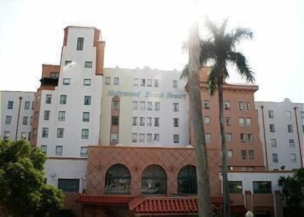 Hollywood Beach Resort one Bedroom Sleeps 6 - photo 14
