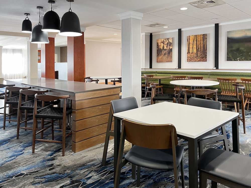 Fairfield Inn & Suites by Marriott Rogers - photo 27