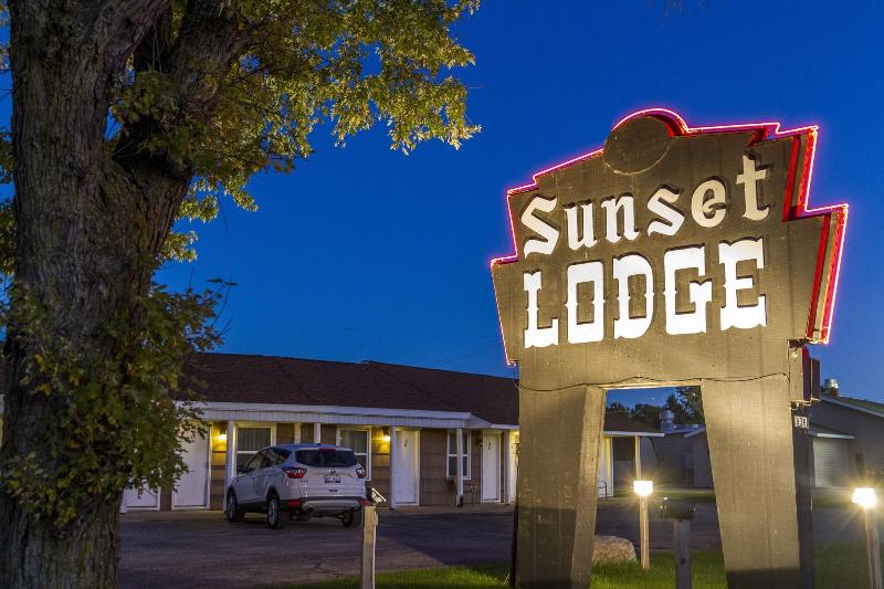 Sunset Lodge Escanaba - photo 8