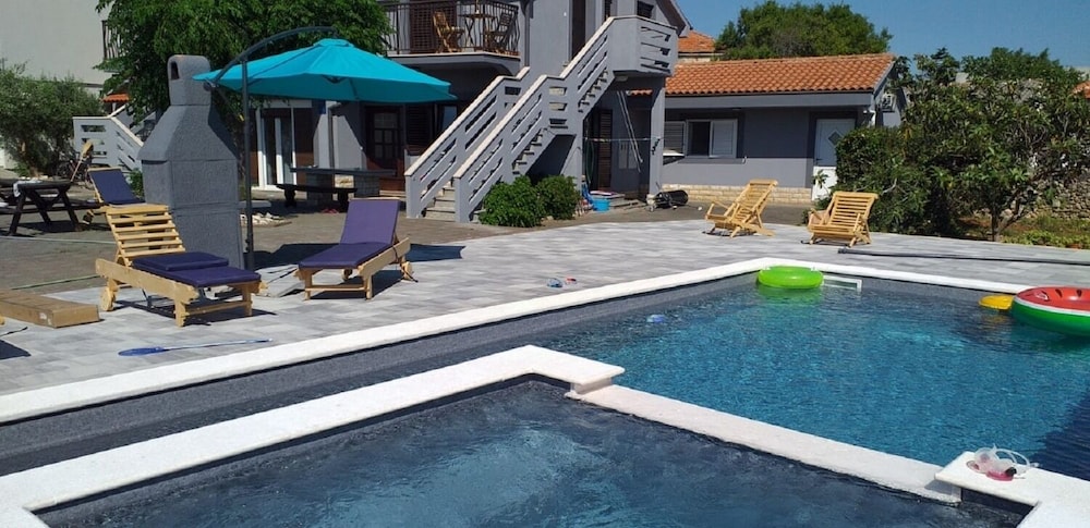 Vojni With Pool A1 Dvosobni in Privlaka, Croatia