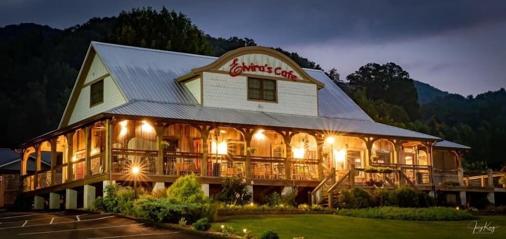 Bearmont Lodge by RedAwning — 5-Star Luxury Hotel in Sevierville, United States