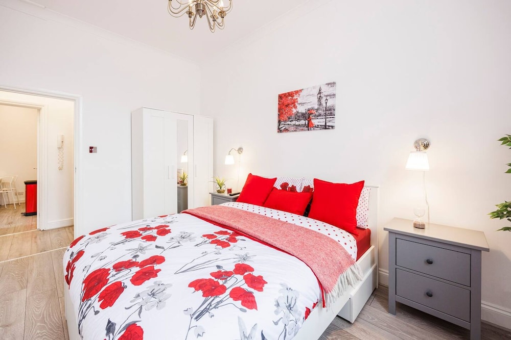 Bright Kensington Retreat 1BR Steps to Tube — 4-Star Luxury Hotel in London, United Kingdom
