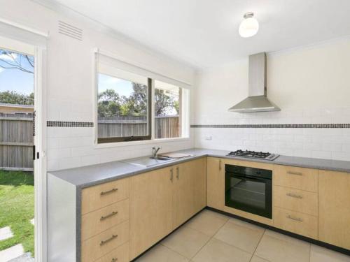Beach Breeze Bungalow in the heart of Torquay — 4-Star Luxury Hotel in Torquay, Australia