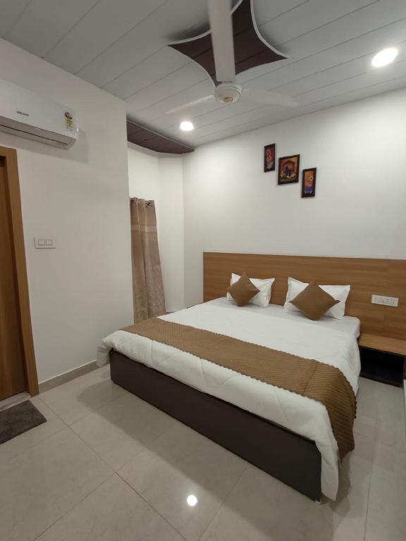 Golden Oak 5 min walk from golden temple