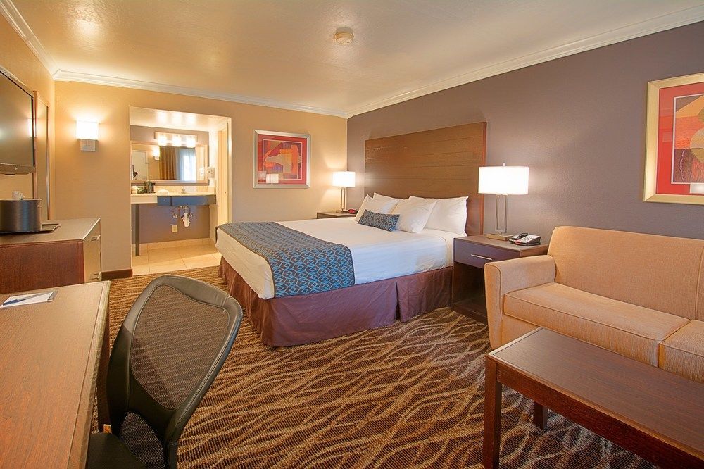 Tempe Phoenix Airport InnSuites at the Mall Hotel - photo 12